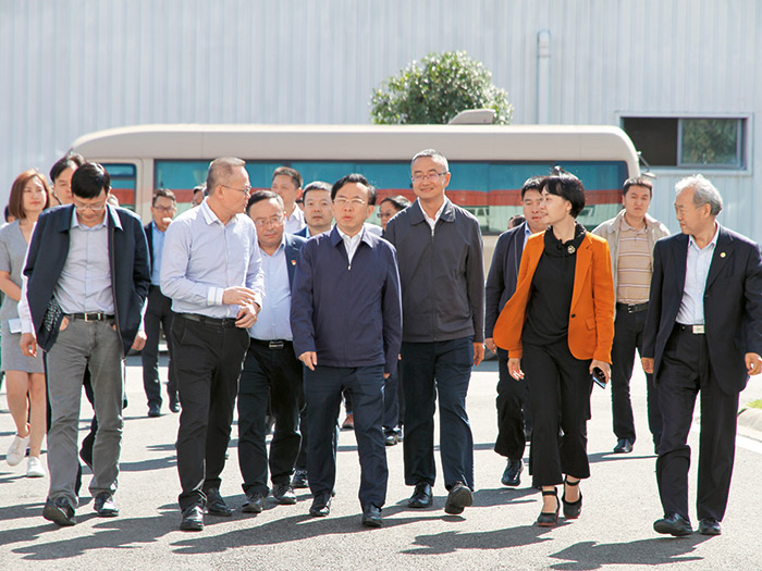  2018年成都市委常委、常務(wù)副市長謝瑞武帶隊蒞臨新筑股份，實地調(diào)研內(nèi)嵌式中低速磁浮系統(tǒng)